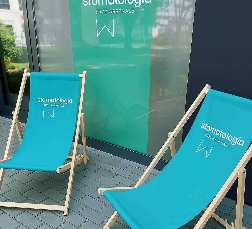 Leżaki reklamowe Warszawa – gabinet stomatologiczny w stolicy